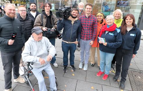 Auf dem Bild sind das gesamte Kamerateam von RTL sowie die Aktiven der Vereine Kriminalprävention e. V. und Weisser Ring e. V. zu sehen.