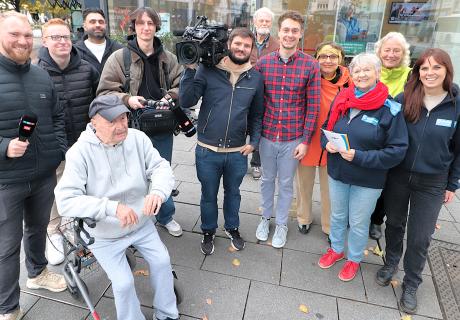 Auf dem Bild sind das gesamte Kamerateam von RTL sowie Mitglieder von Kriminalprävention e.V. und Weisser Ring e.V. zu sehen.